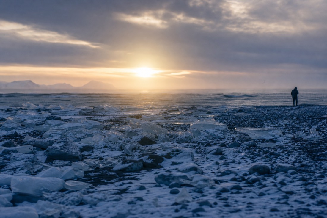 Midwinter sun sitting just above the southern horizon over a snowy Icelandic plain at noon